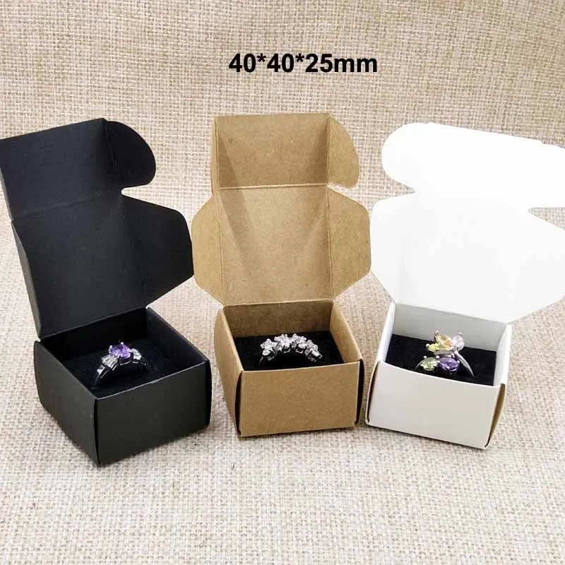 Caixas de jóias 50pcs por lote 404025mm Whiteblackkraft Caixa de embalagem de anel com esponeração de veludo preto dentro de MOQ personalizado 1000pcs 230310