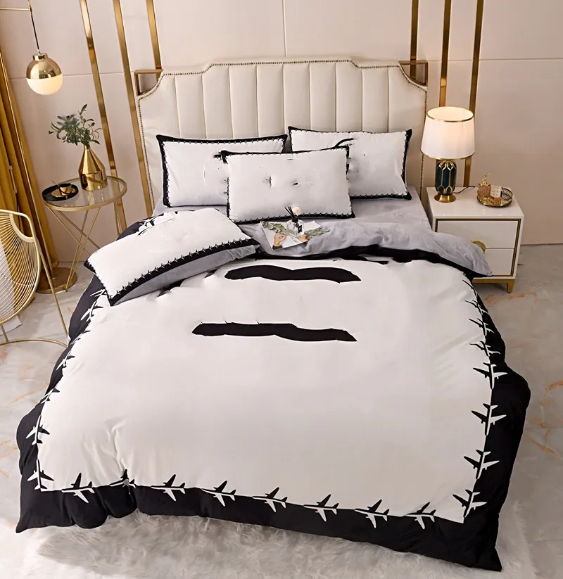 Blanket Designer fashion black and white four-piece Pillowcase comforter set velvet duvet cover sheet comfortable size without inner Qualit