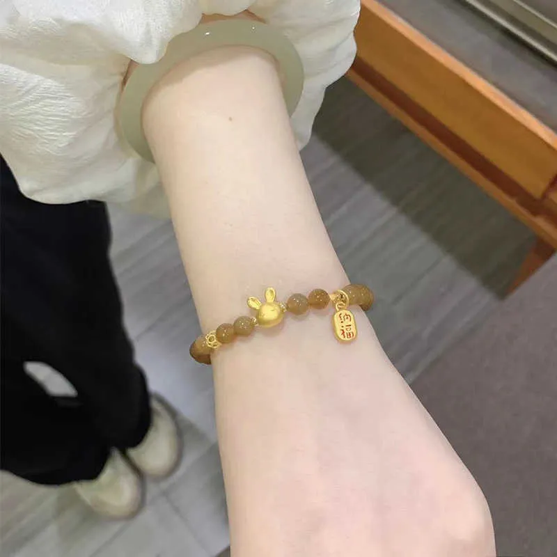 Das leichte luxuriöse weibliche goldene Kaninchen-Nafu-Marken-Zucker-Hetian-Jade-Armband ist ein Geschenk für die Freundin im Lebensjahr des Kaninchens