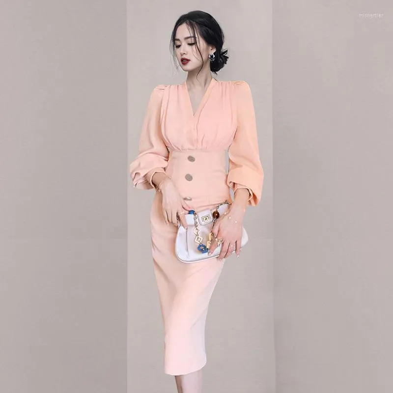 Casual Dresses 2023 Spring Women V-ringning Sexig varumärkesdesign Elegant rosa singel Breasted Slim Dress Lady Long Sleeve Luxury Party Midi