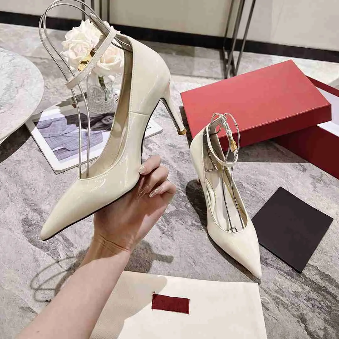 Sandálias de novidade para feminino Sapatos de vestido Designer de moda Patente de couro alto calcanhão de calcanhar capa oca de salto Roma Sandal H12A