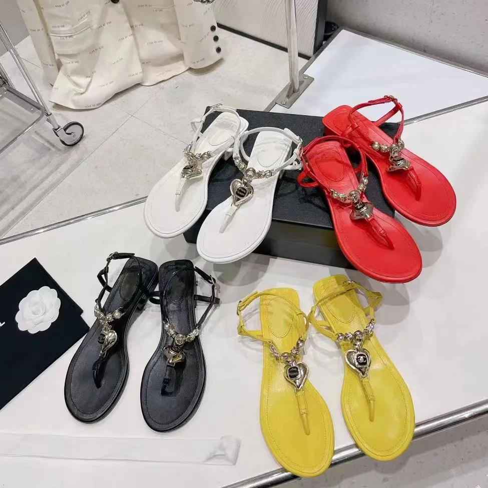 Designer sandaler senaste flip flops mode rene caovilla kvinnor tofflor remmar diamant spänne kärlek sexig strand casual fest arbete lyxlägenheter skor