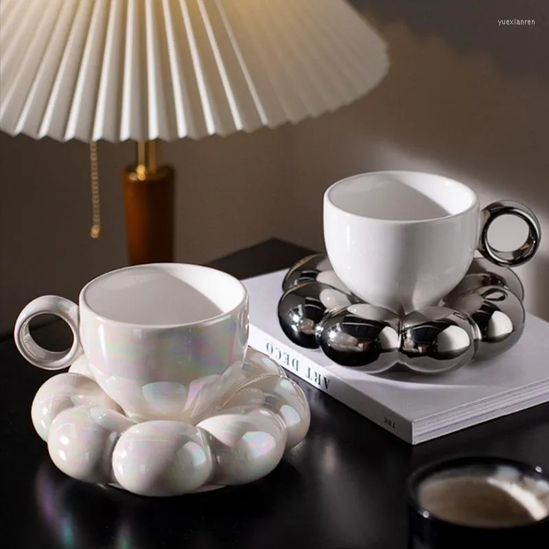Xícaras pires de flores criativas de formato de flor e pérola branca prata cerâmica xícara de chá definida em casa drinkware de luxo de casamento presente de aniversário