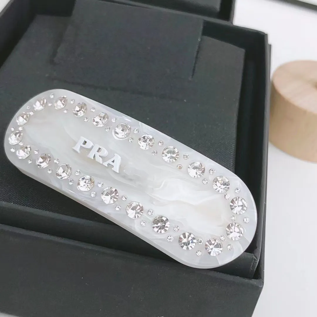 Prades Designer Märkebokstäver Designer Hårklipp Barrettes Luxury Shining Diamond Acrylic Classic Hair Pins For Girls Women Party Jewelry Gift 742