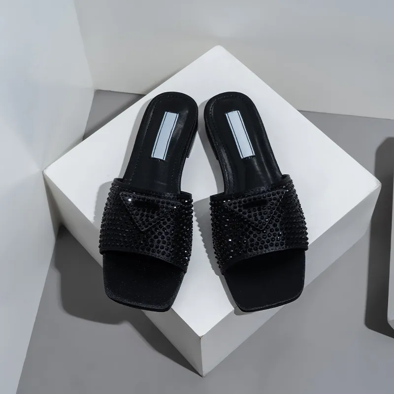 Sandaler designer glider kvinnor lyxiga tofflor strass slipon sandaler sommar glid damer strand sexiga chunky klackar klassiska p sandal triangel låg klackskor kontor