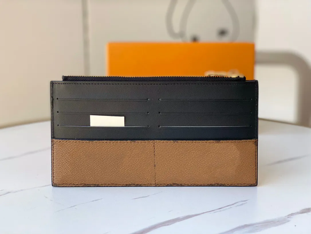 Slim Purse se puede llevar en la mano o deslizarse dentro de una bolsa. Ofrece un bolsillo exterior plano, dos compartimentos exteriores, seis ranuras para tarjetas, carteras para mujer, organizador de bolsos.