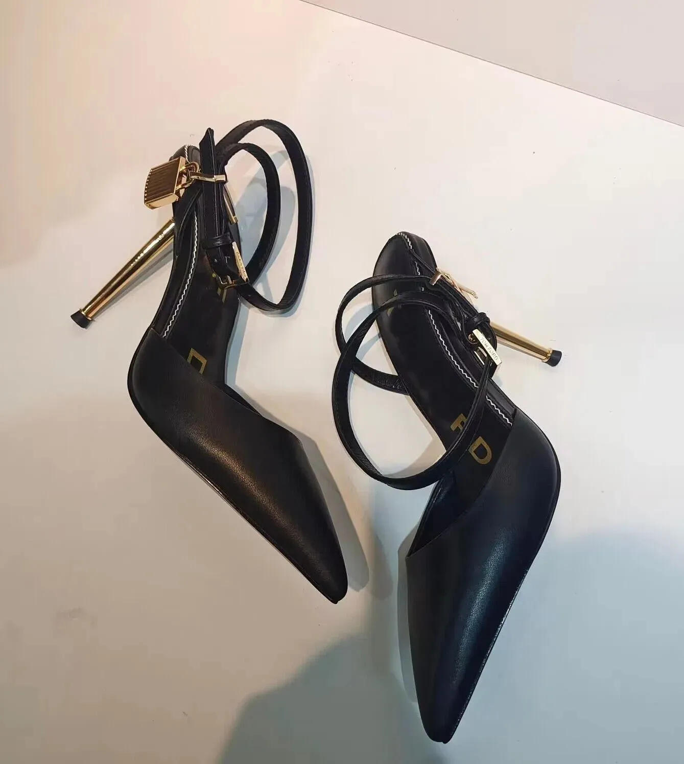 Célèbre Été Préfet Tomxford Sandales Chaussures Cadenas Pointu Femmes Nues Slingback Designer De Luxe Dame À Talons Hauts De Mariage À Bout Pointu Pompes