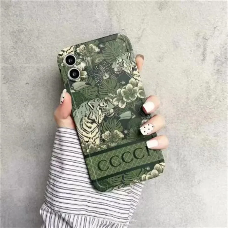 Green Forest Luxe Designer Telefoonhoesje Klassiek Letter Modemerk Schokbestendig Telefoonhoesjes Hoge kwaliteit Voor iPhone 15 15Pro 14 14Pro 14ProMax 12 13 Pro Max XR