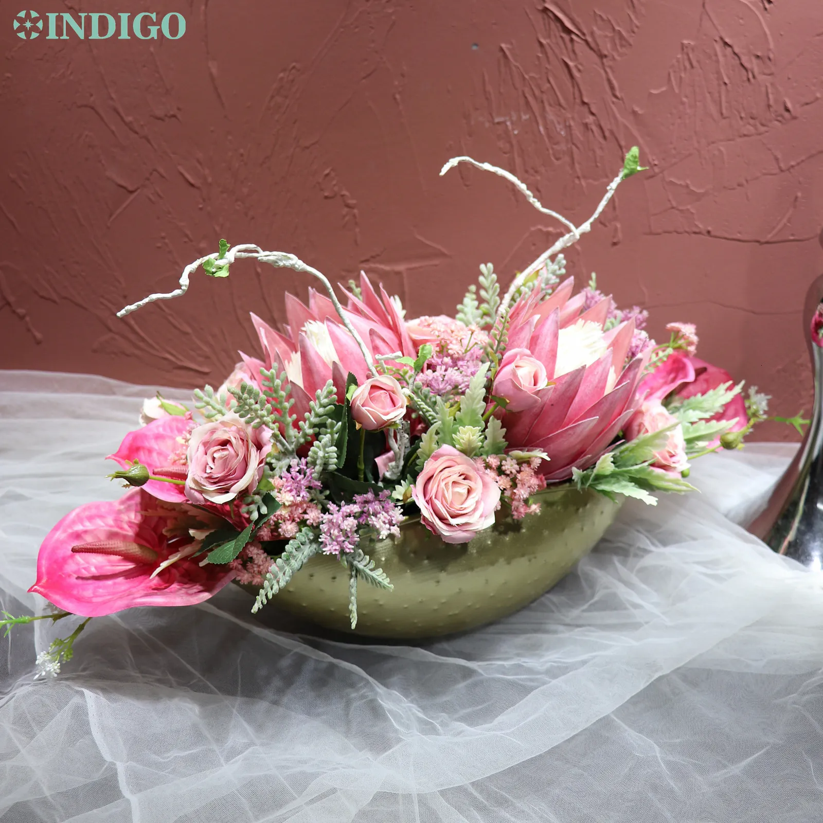 装飾的な花の花輪のセンターピースピンクプロテアシナロイドボンサイとポットレッドユリ人工花屋クリスマスアレンジパーティーイベントIndigo 230313