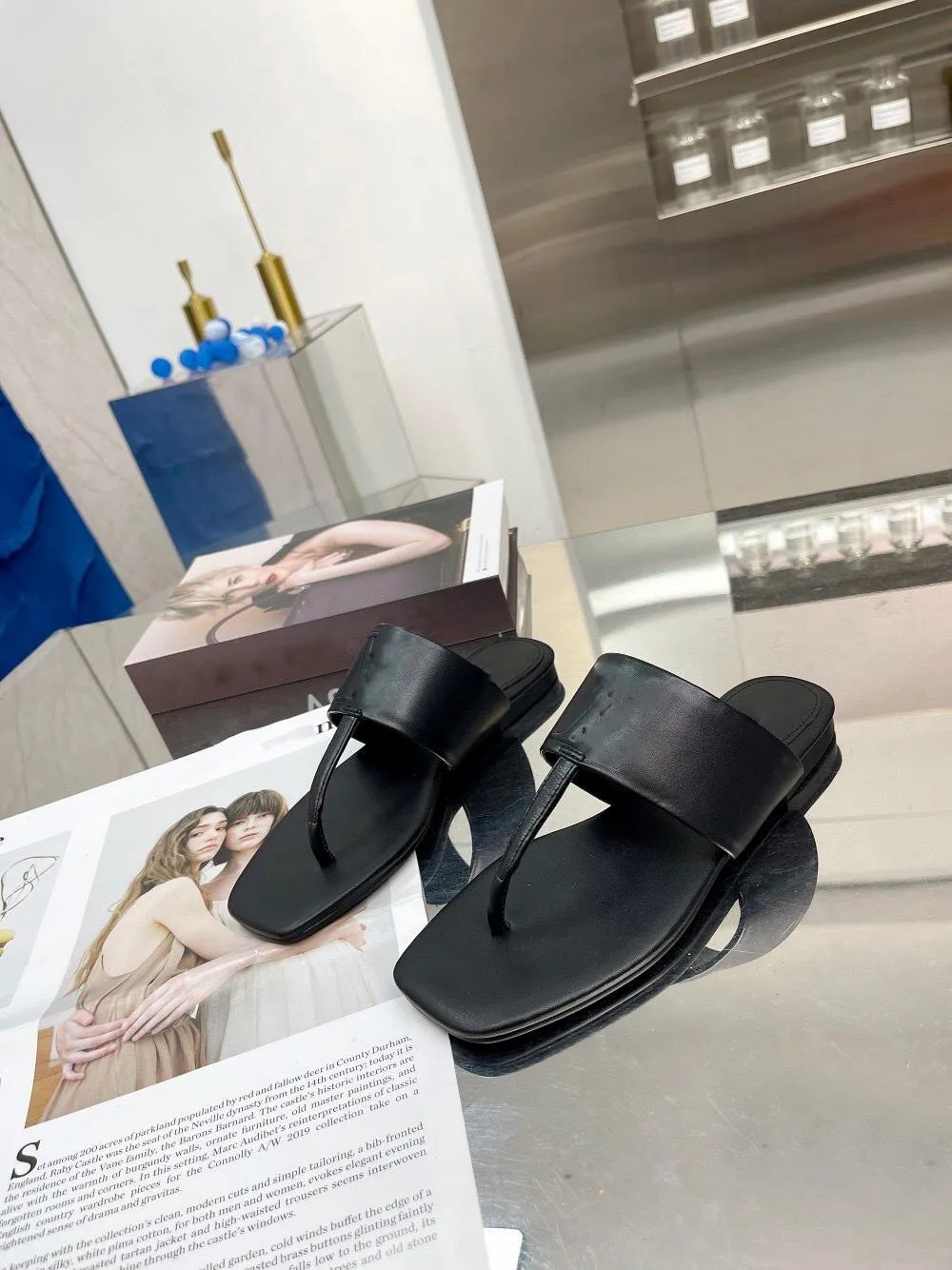 2023 DRAPY PLAT TROMSTOFOR Slide Summer Beach Indoor Flat Flip Flops Läder Dam Dam Skor Dam Sandaler Storlek 35-42