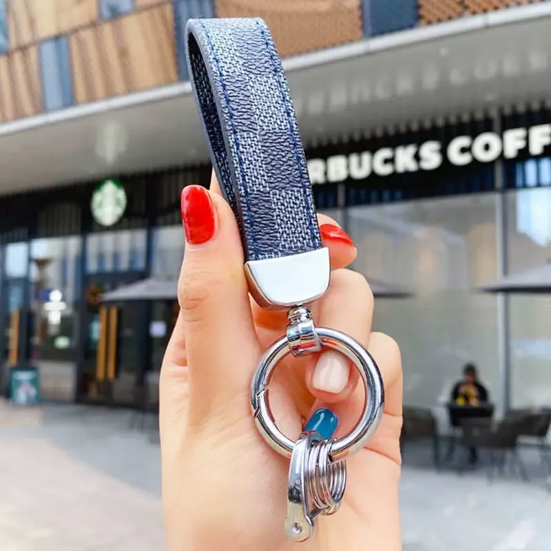 2021 Luxury Men`S Waist Buckle Leather Presbyopia Keychain Pendant Car Key Chain Ring Fashion Couple Creative Gift H1011