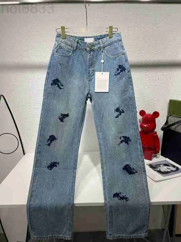 Kvinnors jeansdesigner 2023 Luxury Design Street Wear Blue Embroidery Denim Pants Women High midja Löst BV8D