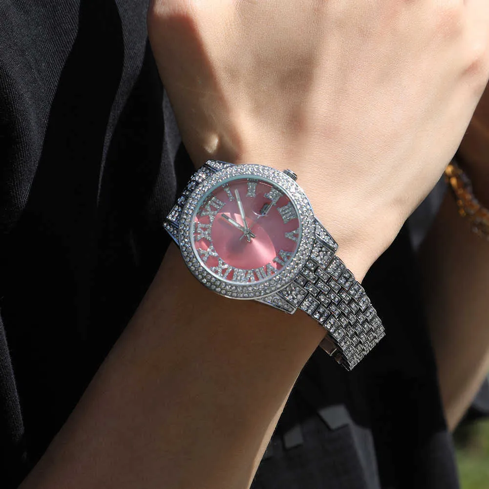 Guarda il nuovo orologio da coppia di moda hip hop con diamanti rotondi rosa, quadrante grande, orologio al quarzo da uomo impermeabile