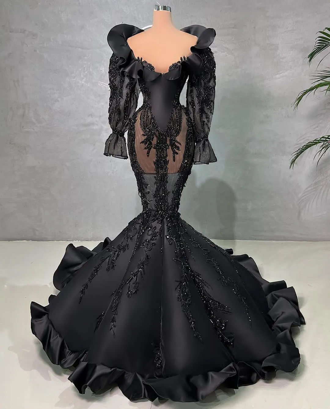 Black Mermaid Evening Dresses Long Sleeves V Neck Beaded Appliques Sequins Lace Hollow Floor Length Diamonds Trumpet Train Prom Dresses Plus Size Gowns Party Dress