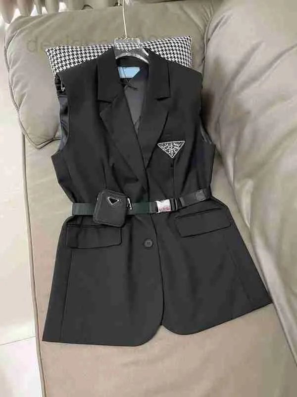 Trajes de mujer Blazers Diseñador Moda 2023 Mujeres Solapa Chaleco elegante con bolsa Cinturón Sin mangas Triángulo Sólido Chaqueta de lentejuelas Verano Chaleco de un solo pecho T4F6