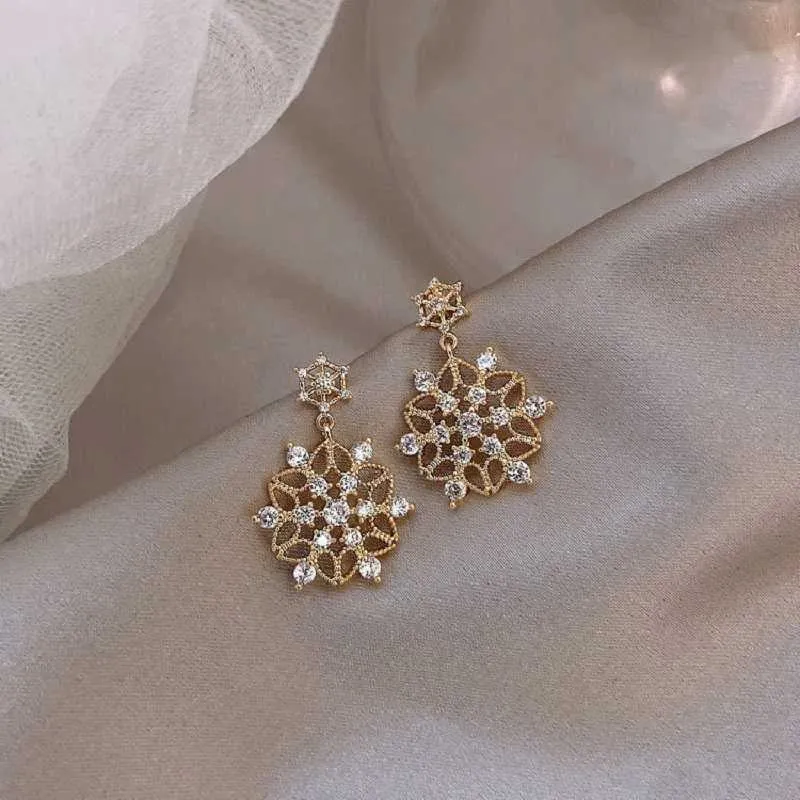 Dangle Chandelier Needle Korean Simple Diamond Cut Out Flower Earnails Women Personality Retro Earrings Temperament Versatile Earrings G230313