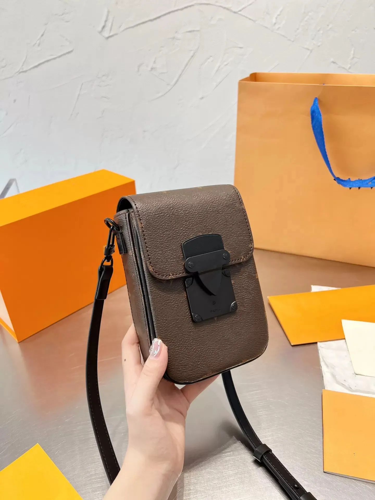 Lüks Tasarımcı Çanta Crossbody Bag Kadın Erkek Omuz Çantaları S-Lock Dikey Giyilebilir Cüzdan Marka Mini Çanta Zincir Tek Kart Para Tutucu Uygun Telefon M81524