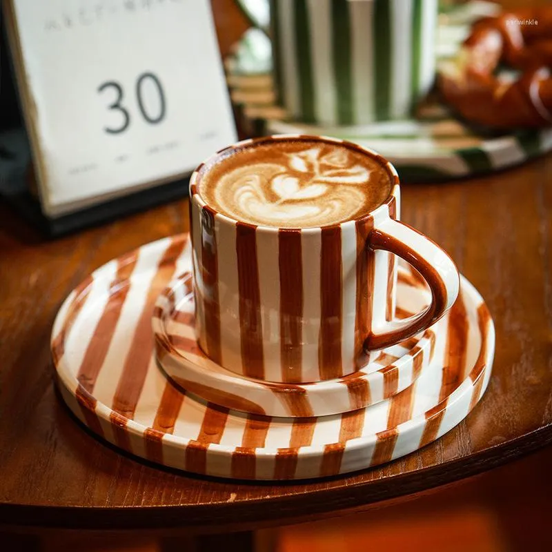 Mokken Vintage Creative Striped Ceramic Coffee Mok en Saucer Set voor thuisgebruik Breakfast Snack Cup Pasta Diner Bord