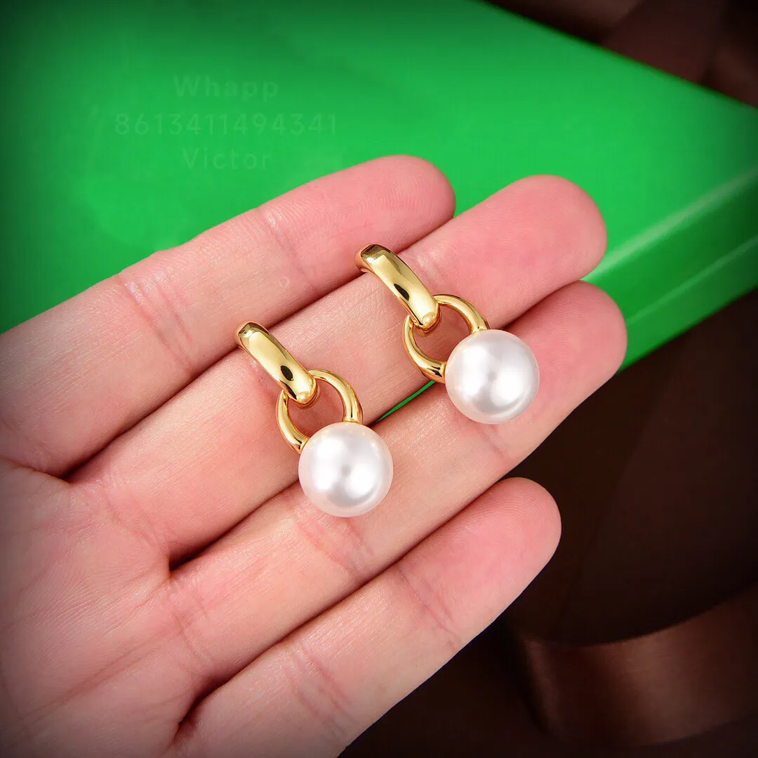 Botiega Pearl Series Earrings Designer Studs Dingle For Woman Gold Plated 18k T0p Kvalitet Högsta Counter Quality Fashion Jewelry Classic Style Exquisite Gift 050