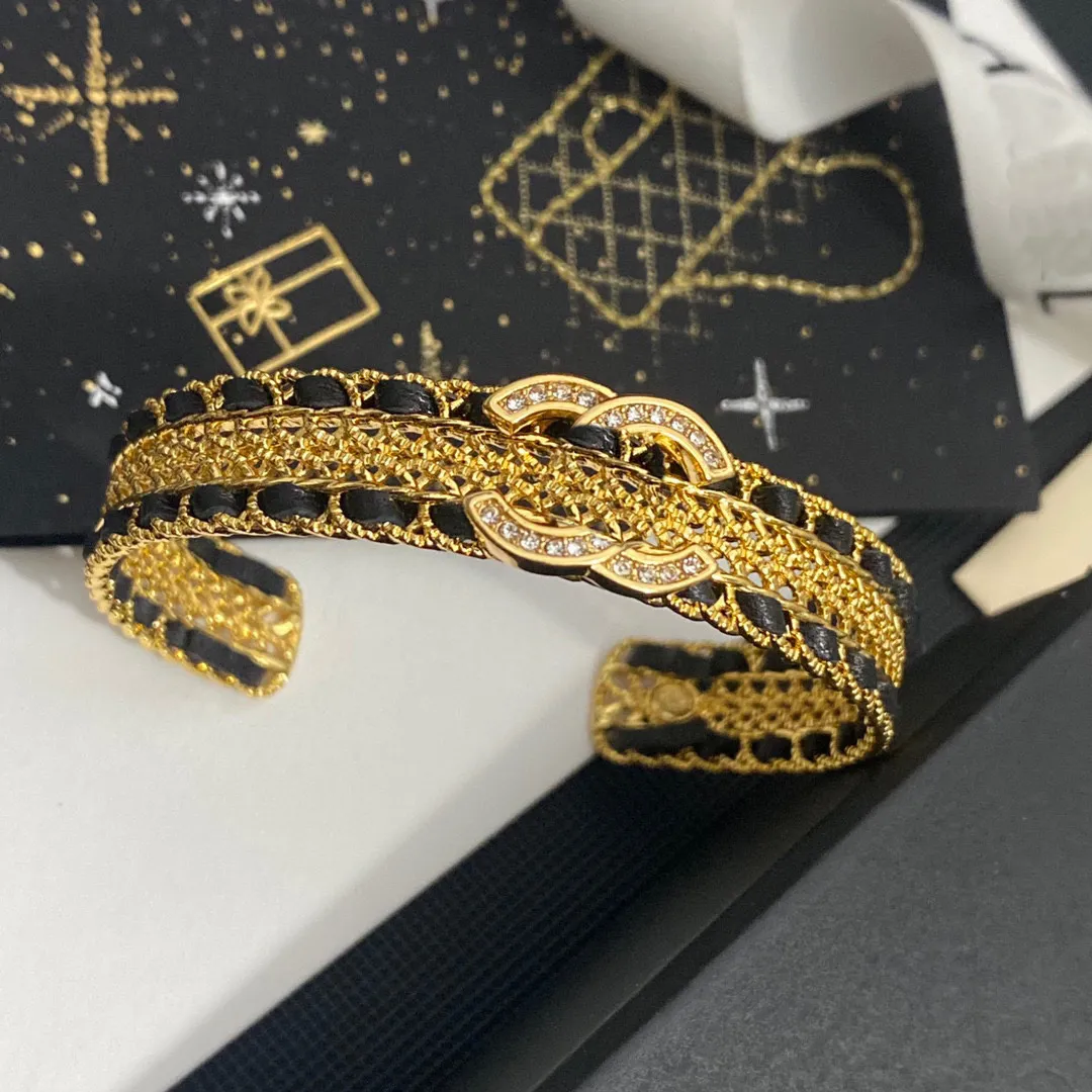 Klassiskt armband Manschettarmband Dam Läder Lyx Designer Brevarmband Kristall 18K guldpläterad Inte lätt att ändra Färg Bröllopsälskare Present