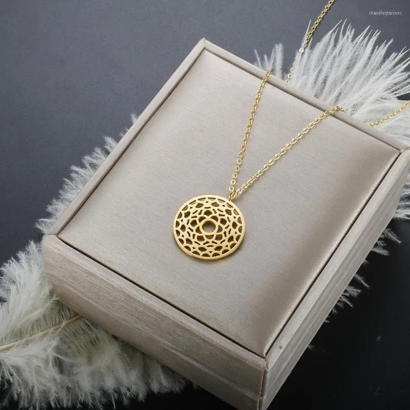 Pendant Necklaces Sun Flower Lucky Hollow Round Necklace Stainless Steel Gold Plated Sweater Jewelry Year Birthday Party Fashion Gift