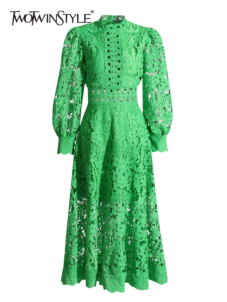 Платья для вечеринок Twotwinstyle зеленое платье для женщин стоять воротником с длинным рукавом с высоким талией вырезаны твердые миди -платья женская осенняя одежда 230314