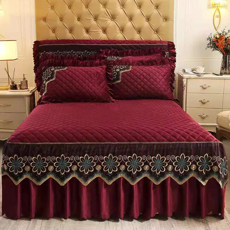 Falda de cama Falda de cama acolchada de lujo europeo Invierno Cálido Espesar Terciopelo Colcha King Buena sensación de mano Falda de cama no incluida Funda de almohada 230314