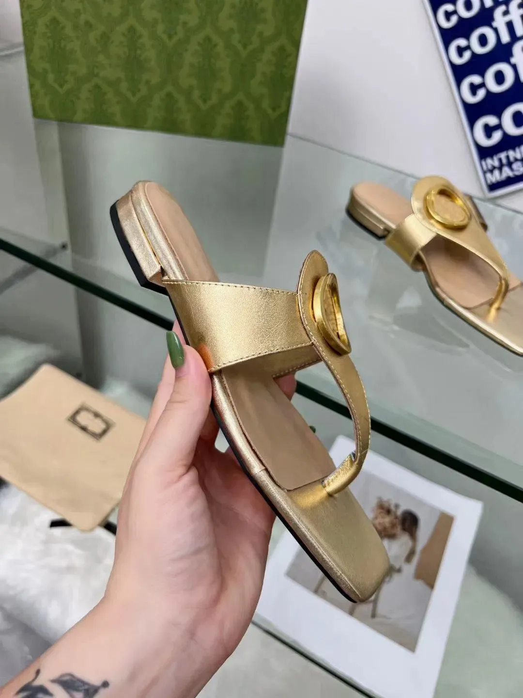 Summer Sandal Flat Women Shoes Blondie Thong Sandals Shoes Flip Flops äkta lädergummi Sole Casual Walking Beach Shoes Pop Luxury Designer Made in Italy