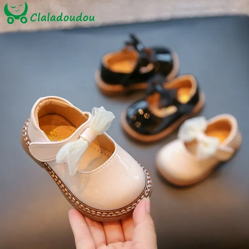 First Walkers Baby Girls أحذية جلدية أحذية صلبة Beige Black Spring Dress Shoes مع Bowtie-nsont من أجل 0-3 سنوات من الأطفال الأميرة 230314