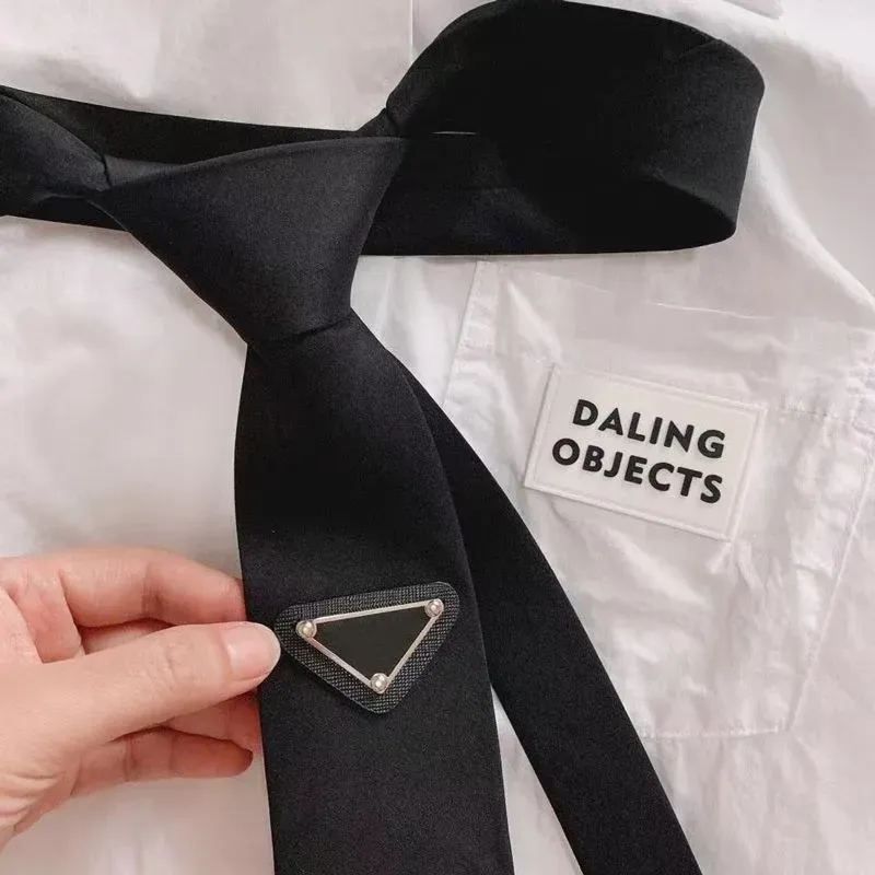 Prad Slipsa Luxurys Designer Mens Women Designer Ties Fashion Leather Neck Tie Bow For Men Damer With Pattern Letters Neckwear Päls Solid Color Slips 4 Färger