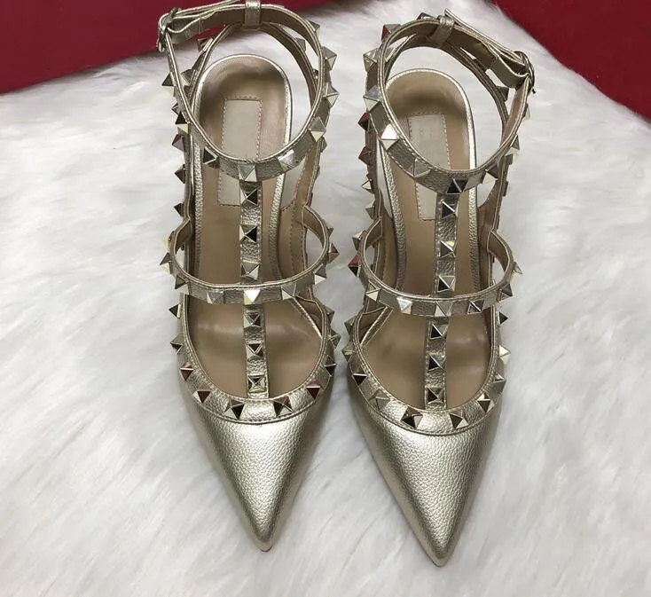 Designer High Heels Pointed Sandals with Rivets Summer Classics V Brand Sexy Thin Heel 6cm 8cm 10cm Black Gold Lichee Pattern Women Wedding Shoes with Bag 35-44