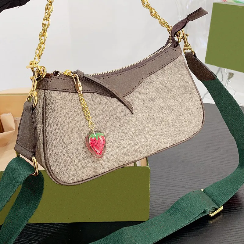 Modische Umhängetasche mit Kette, Damentasche, klassischer Briefdruck, Erdbeerdekoration, Mini-Lederhandtasche mit Verpackungsbox