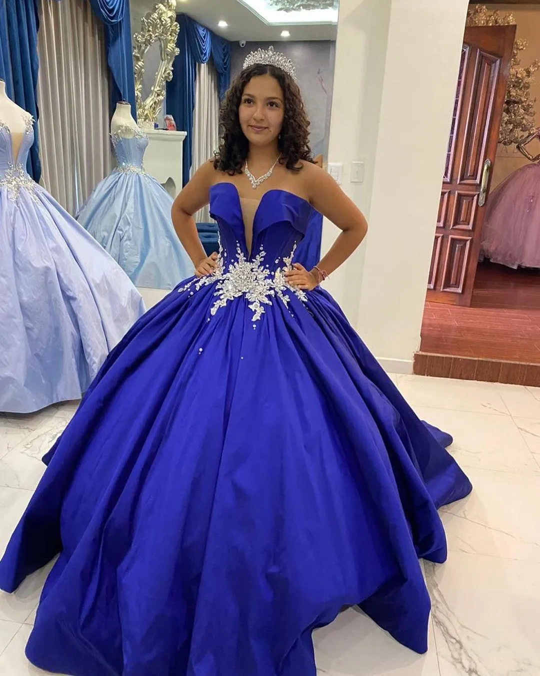 Quinceanera klänningar prinsessa sexig kungblå satin djupa v-hals applikationer bollklänning med plus size sweet 16 debutante fest födelsedag vestidos de 15 anos 50