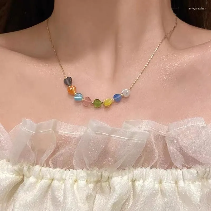 Kedjor färgade kärlekshartshalsband för kvinnor ins enkla och mångsidiga tillbehör Trendiga sten