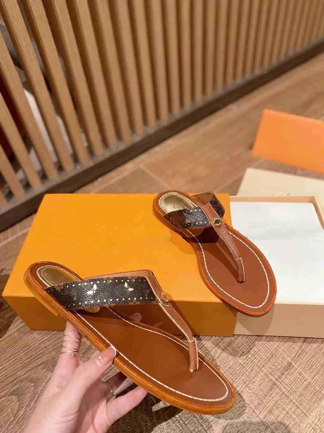 2023 Luxe Gradiënt Pantoffels Te Koop Zonsopgang Pastel Zonnige Platte Teenslippers Verkocht Met Boxspring In The City Sandalen