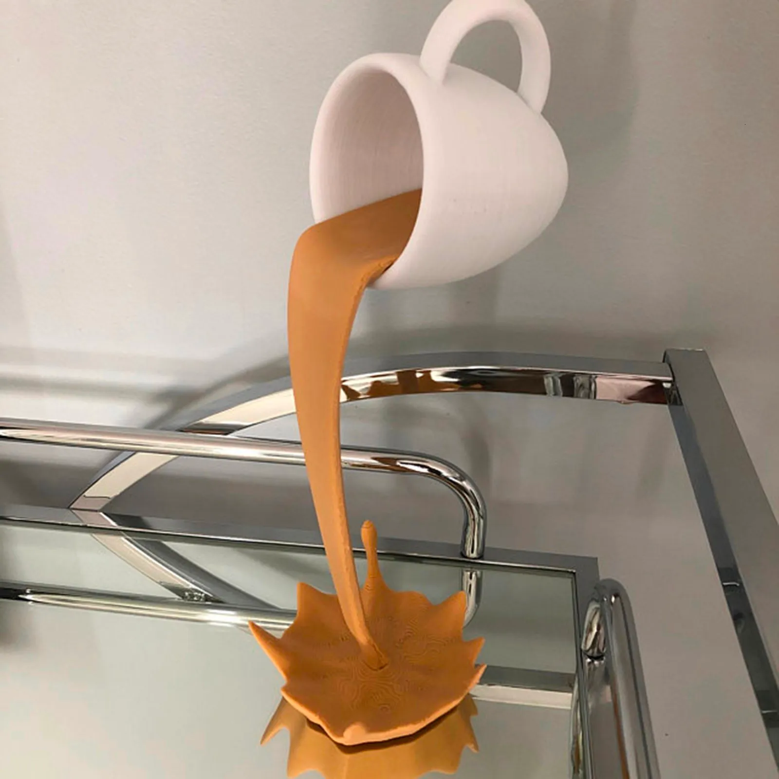 Dekorative Objekte Figuren Schwimmende verschüttende Kaffeetasse Skulptur Küchendekoration Magischer Gießspritzer Kreative Desktop-Dekoration Zuhause 230314