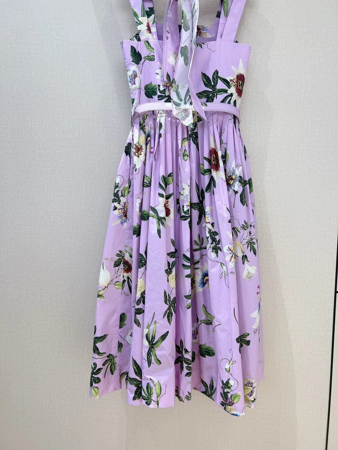 New spring and summer suspender dress with  and elegant print elements to create girlish romanticism