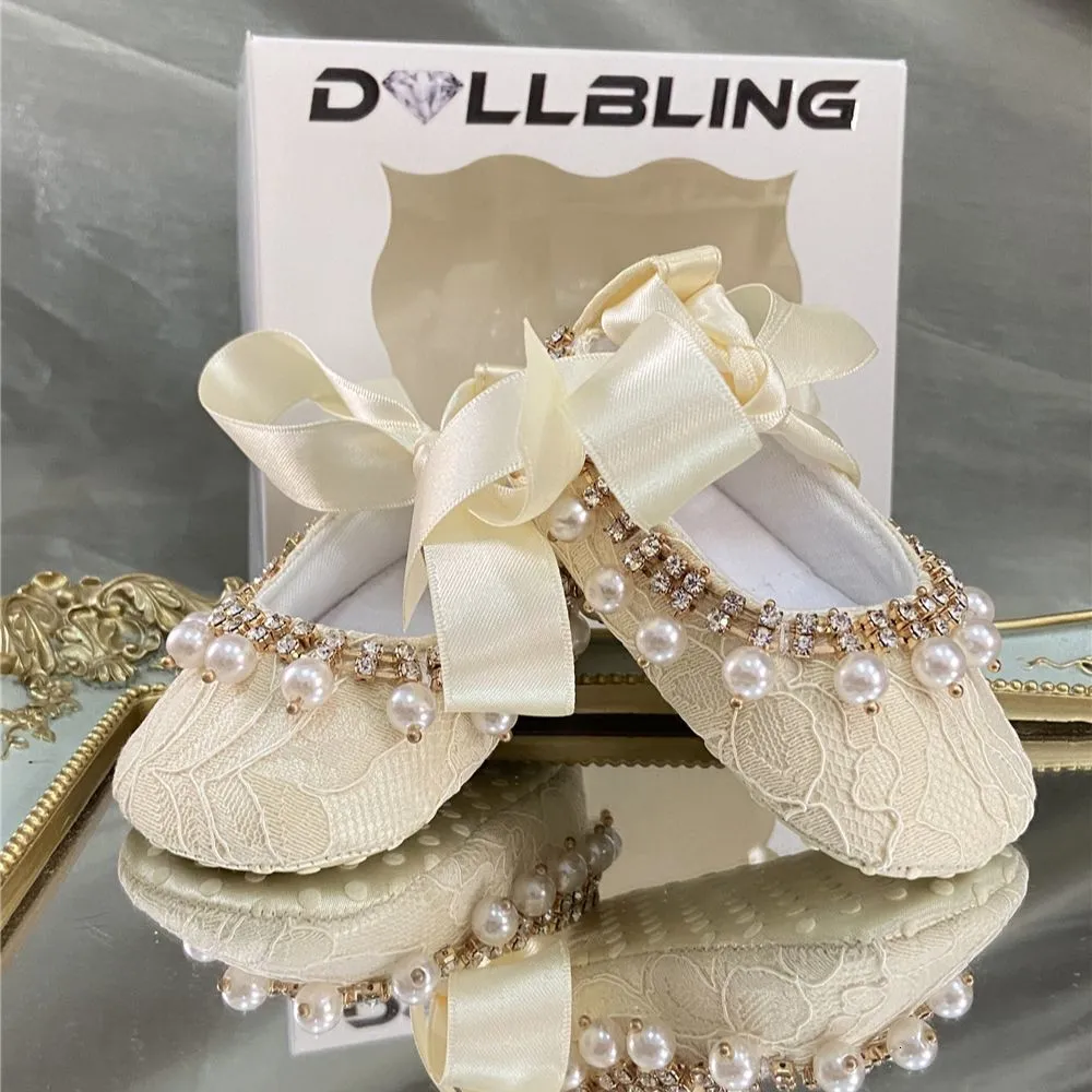 Primi camminatori fatti a mano vintage in pizzo per bambina balletto da culla scarpe di lusso infantile perle abito da battesimo abito abito scarpe con fascia 230314