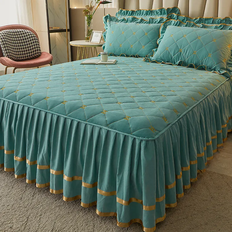 Falda de cama Colcha acolchada verde de lujo en la cama Falda de cama Queen Sábana antideslizante de una sola pieza con falda de 45 cm de altura Textiles para el hogar 230314