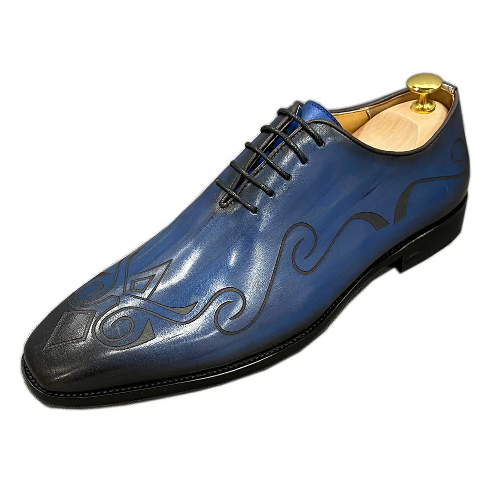 豪華なメンズオックスフォードシューズレースアップ刻まれた先の尖ったつま先の青いオフィスウェディングフォーマルドレスファッション本革の基本的な靴