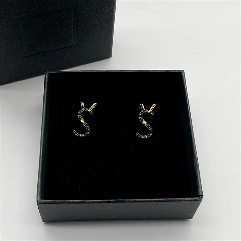 Shiny Advanced Black Women Charm Plaid Pattern Earrings for Lady Letter Geometry Design Ear Stud