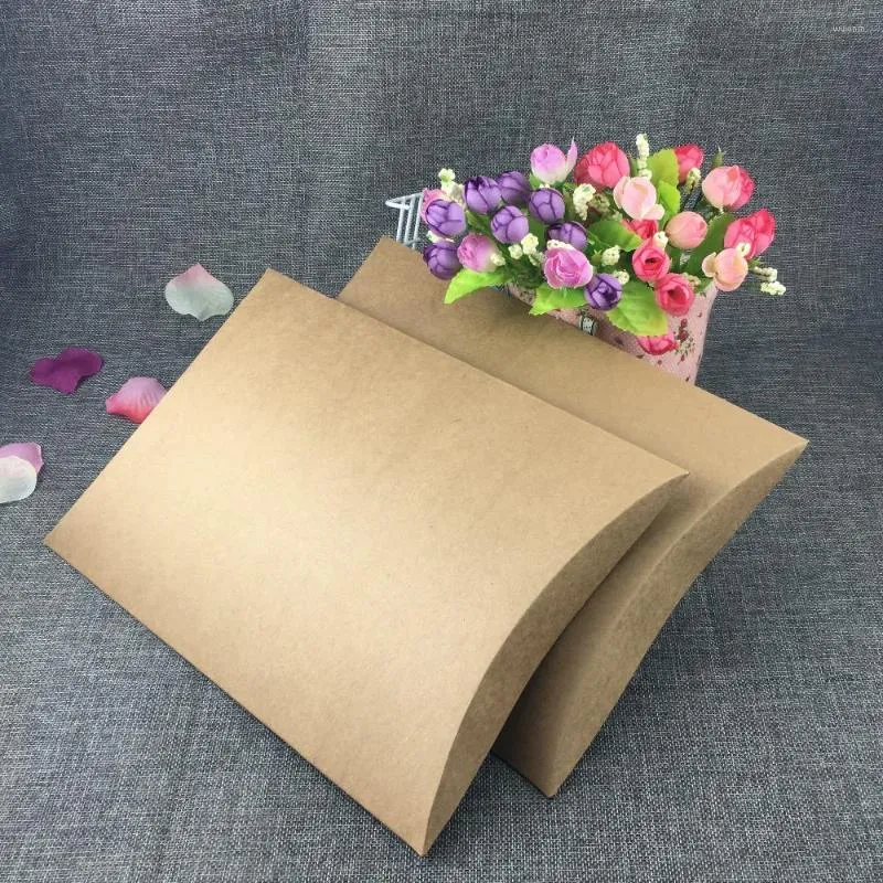 Emballage cadeau 24 pièces/lot Style Kraft papier boîte à bonbons mignon oreiller forme faveur de mariage fête décor en gros