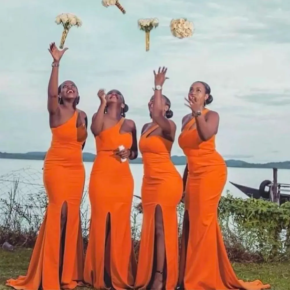 Brudtärna klänningar sjöjungfru trumpet ärmlös formell elastisk satin ny prom party klänning för bröllop anpassad plus storlek blixtlås snörning upp en axel split fram/sida