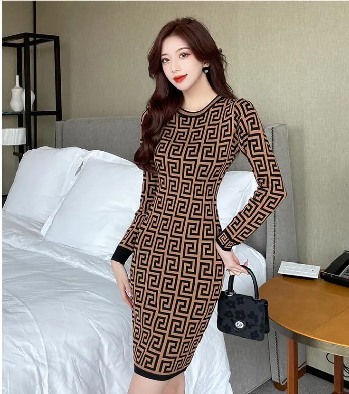 Kvinnor avslappnade klänningar vintage elegant jacquard stickad blyerts klänning koreanska mode damer smala kort ärm rund nacke vestido femme