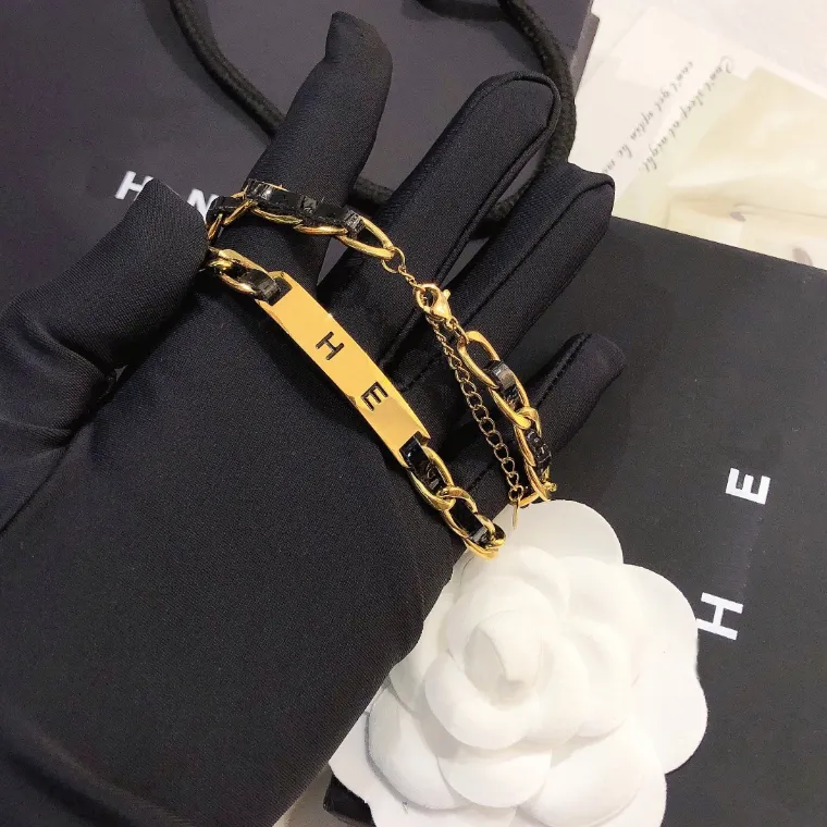 Avancerad design smycken halsband charm mode hänge halsband 18k guld pläterad utsökta lyx lång kedja designade kvinnor reser shooping bröllop accessori 2024