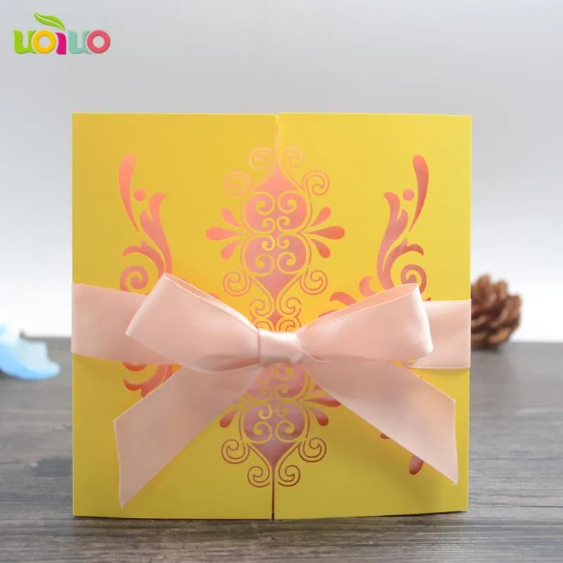 Gratulationskort Diy Customzied Inc33 Laserskurna gula bröllopsinbjudningar Kort bundet rosa bågtrycksinsats kuvert