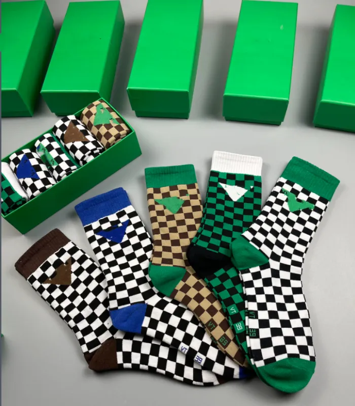 Chaussettes en forme d'échiquier vert et marron pour femmes, chaussettes tubulaires à carreaux, personnage haut de gamme, marque triangulaire, tendance