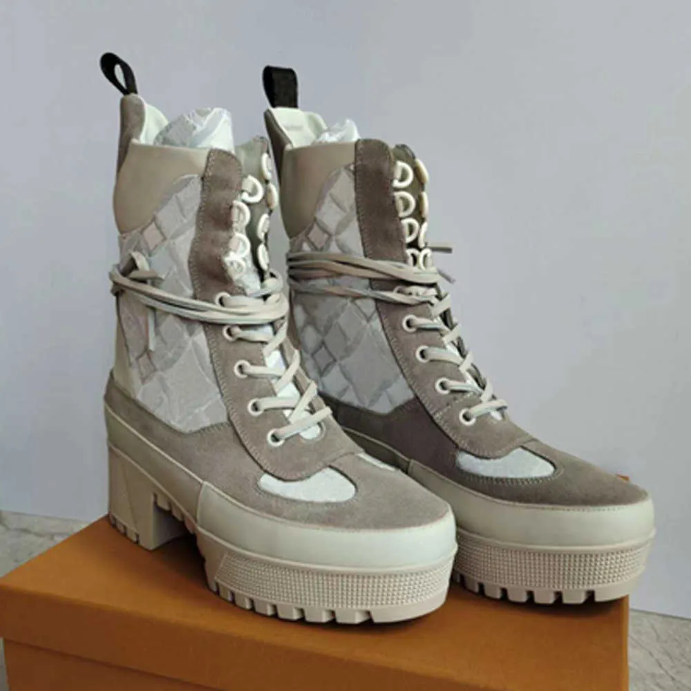 2023 Kvinnor läderpristagatplattform Desert Boot Designer Martin Boots White Embroidered Bee Star Trail Ankle Boot Winter Boot Heel Höjd med Belt No013