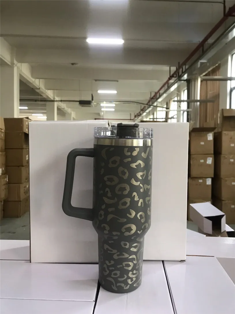 Verkliga foton Stock 40oz Quencher Leopard vattenflaskor Tumblers med handtag halm rostfritt stål isolerade resemuggar isolerade drickskoppar SS0315