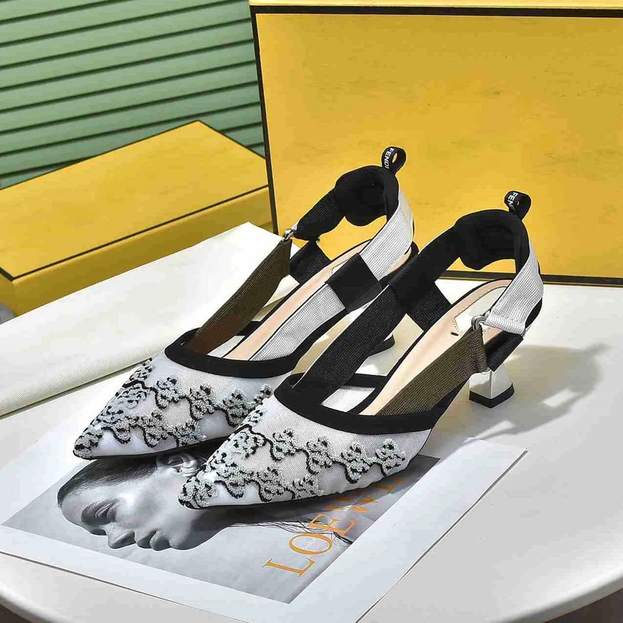 Nieuwe uitgeholde sandalen met fijne wortels puntige hakken Formele schoenen fen pantoffels gelakt mesh terug reis vrouwen zomer leer Netto garen